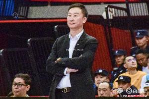 晋级8强！刘维伟指导重新回到场边执教 青岛队的魂也回来了